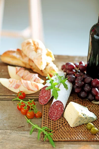 Natureza morta com vários tipos de comida italiana e vinho — Fotografia de Stock