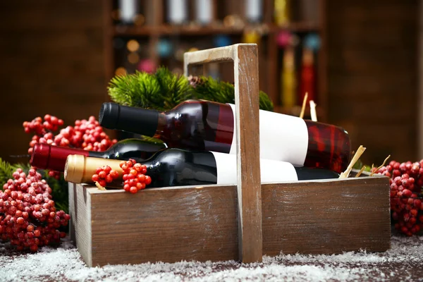 Scatola splendidamente decorata con bottiglie di vino su sfondo sfocato — Foto Stock