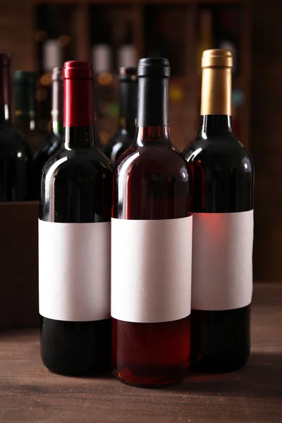 Garrafas de vinho na adega — Fotografia de Stock