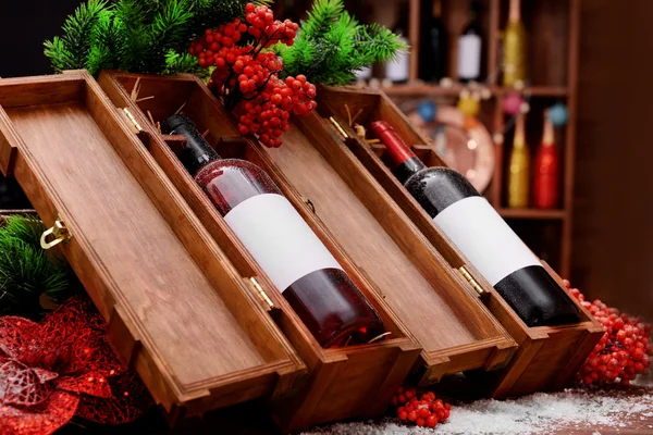 Botellas de vino en cajas de madera decoradas en la tienda —  Fotos de Stock