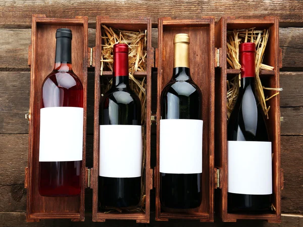 Garrafas de vinho em caixas de madeira, close-up . — Fotografia de Stock