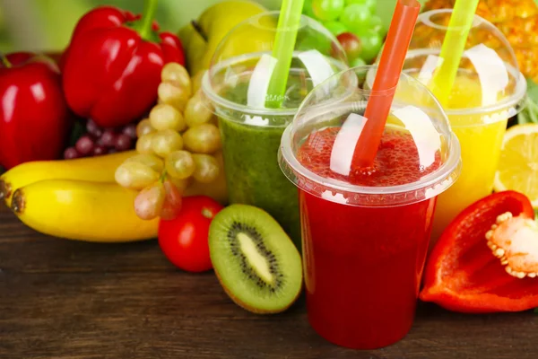 Färsk juice blanda frukt, friska drinkar på träbord bakgrund — Stockfoto