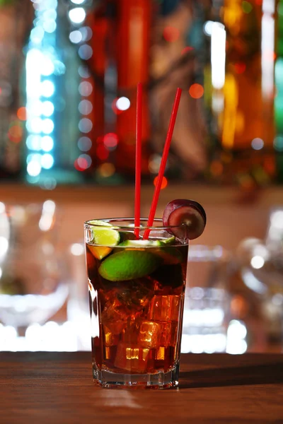 Glas cocktail op de balk teller — Stockfoto