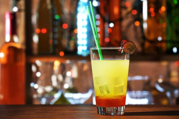 Un pahar de cocktail pe tejgheaua de bar — Fotografie, imagine de stoc