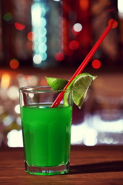 Glass of cocktail on the bar counter — Stock Photo, Image