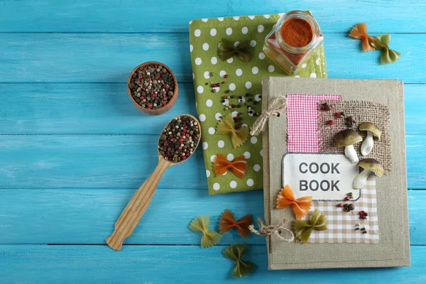 Libro de cocina decorado sobre fondo de madera azul — Foto de Stock