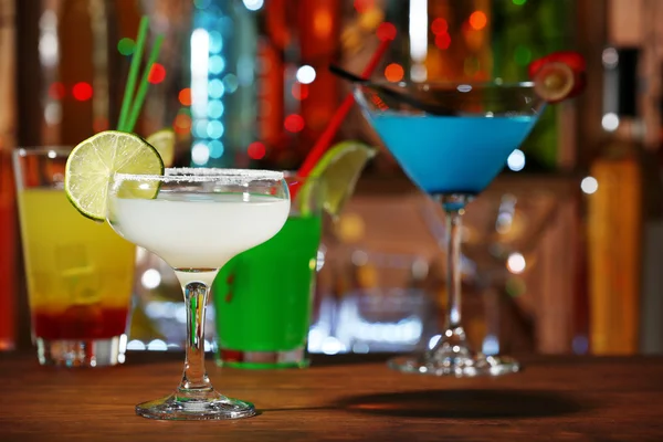 Glass of cocktail on the bar counter — Stock Photo, Image