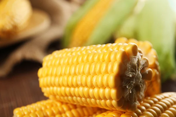 Ripe corn on wooden background — Stock Photo, Image