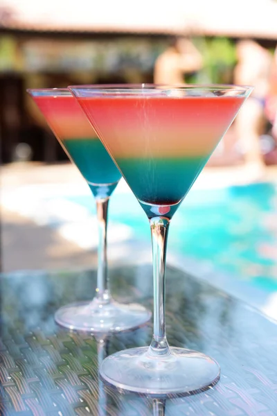 Cocktail sullo sfondo della piscina — Foto Stock