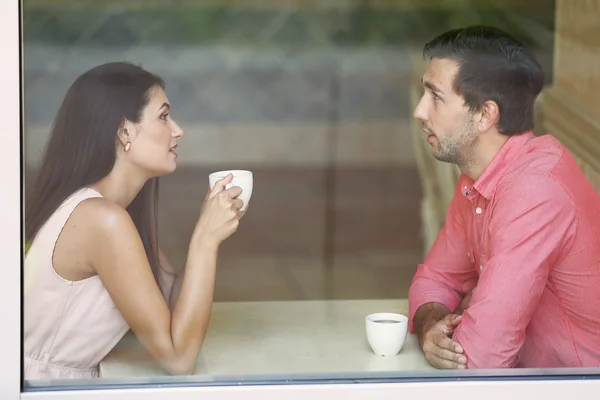 Giovane coppia bere il tè e parlare in caffè — Foto Stock