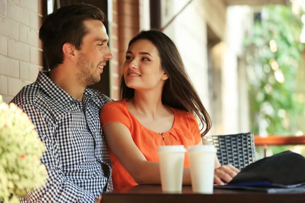 Junges Paar trinkt Kaffee im Café im Freien — Stockfoto