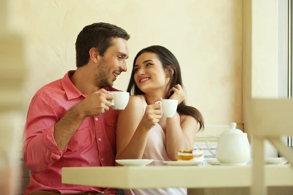 Jovem casal no café — Fotografia de Stock