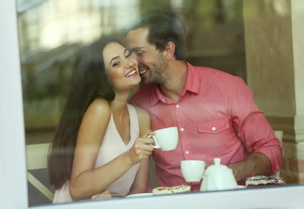 Jeune couple dans le café — Photo