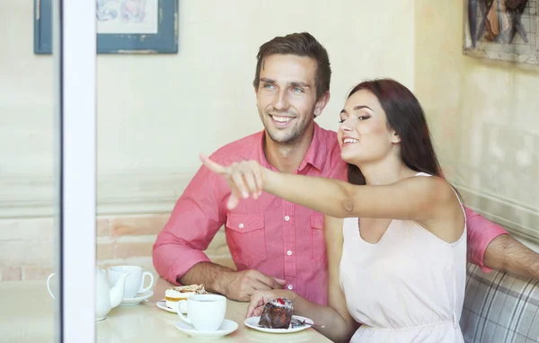 Jeune couple dans le café — Photo