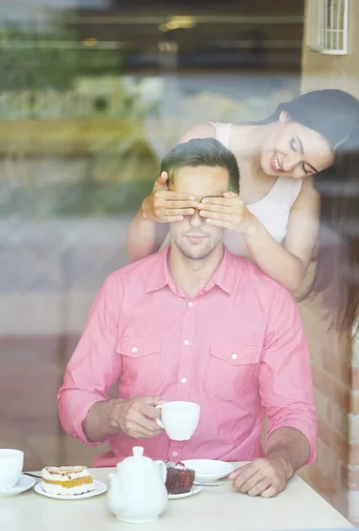 Giovane coppia in caffè — Foto Stock