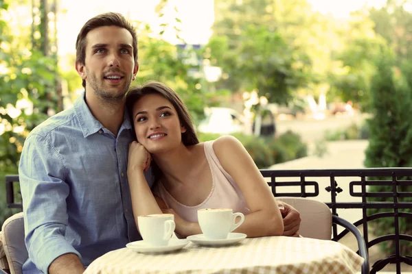 Giovane coppia in strada caffè — Foto Stock
