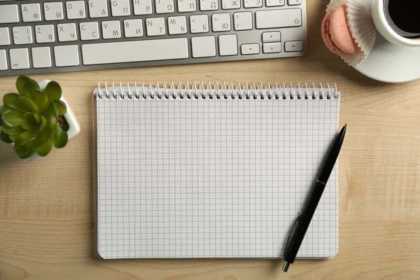 Teclado blanco y portátil en el escritorio —  Fotos de Stock