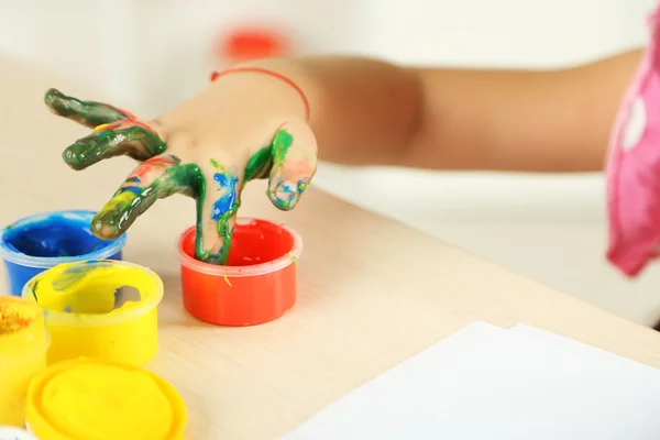 Carino quadro dipinto bambina, primo piano — Foto Stock