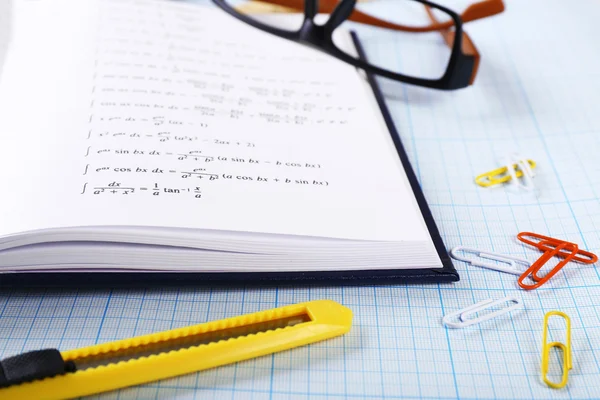 Schulmaterialien und Lehrbuch für Mathematik hautnah — Stockfoto
