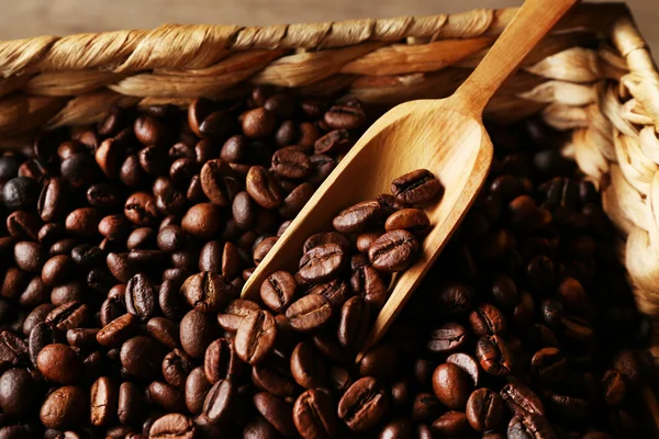 Grãos de café em cesta wattled, close-up — Fotografia de Stock