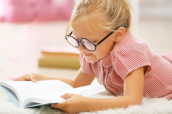 Bambina che legge libro nella stanza — Foto Stock