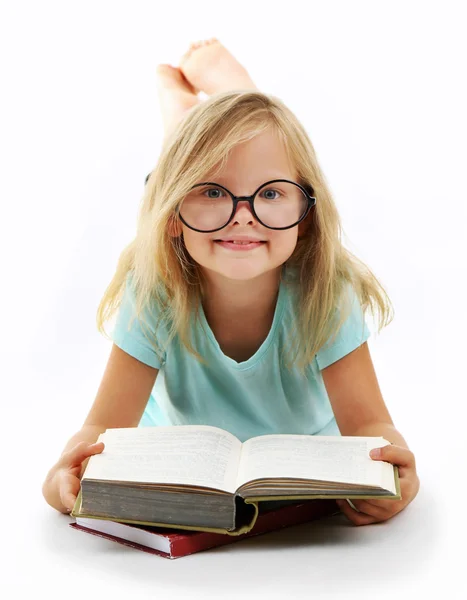 Bella bambina con libro, isolata su bianco — Foto Stock