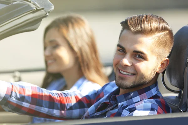 Couple dans la voiture dehors — Photo