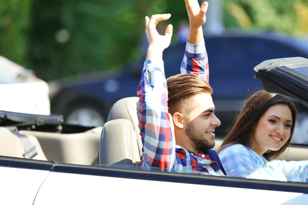 Casal no carro lá fora — Fotografia de Stock