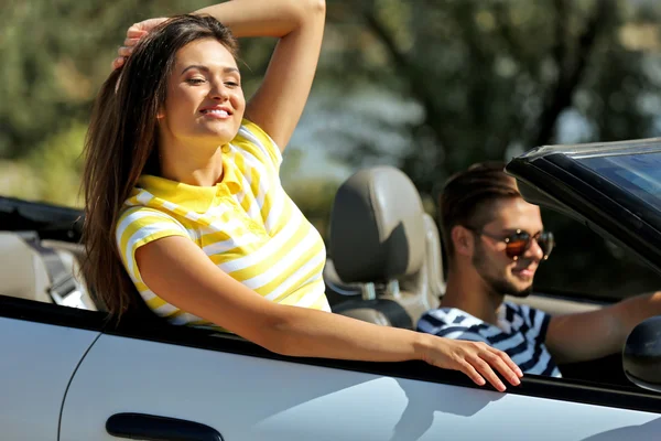 Pareja en el coche afuera —  Fotos de Stock