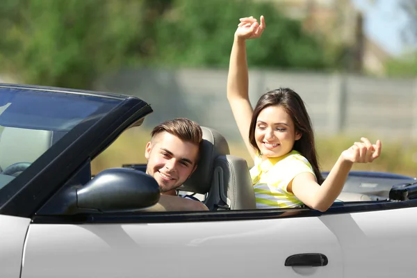 Casal no carro lá fora — Fotografia de Stock