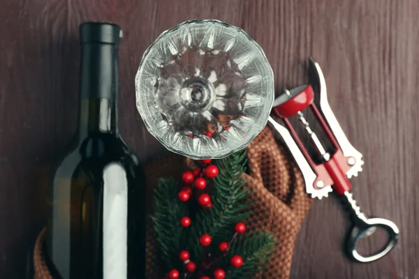 Bottiglia di vino e bicchiere vuoto sul tavolo di legno — Foto Stock