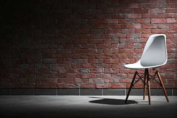 レンガ壁の背景に椅子 — ストック写真