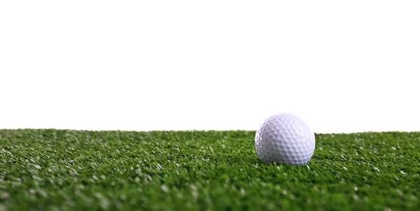 Pallina da golf su erba isolata su bianco — Foto Stock