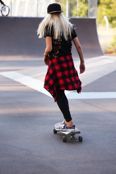 Молодая женщина с катанием на коньках — стоковое фото