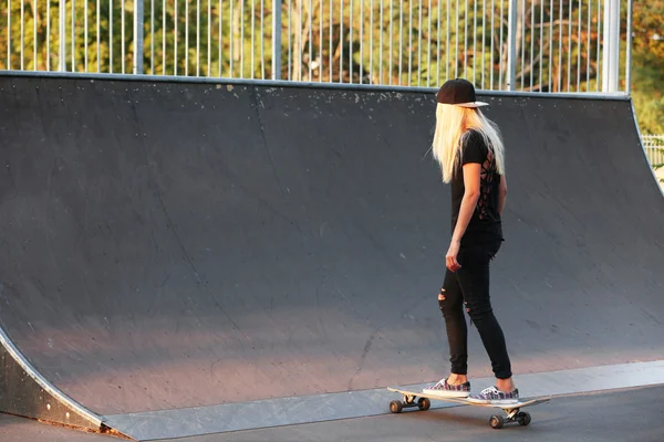 Young woman with skating board — Stock Photo, Image