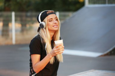 Kulaklık dışında olan kadın