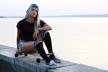 Buz pateni ile genç kadın yönetim kurulu