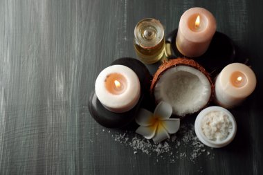 Spa Hindistan cevizi ürünleri koyu ahşap arka plan üzerinde