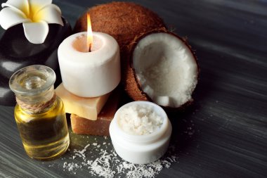 Spa Hindistan cevizi ürünleri koyu ahşap arka plan üzerinde
