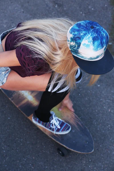 Young woman with skating board — Stock Photo, Image