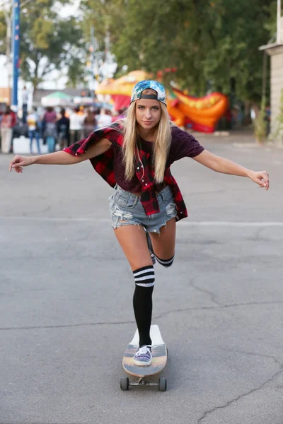 Mujer joven con tabla de patinar —  Fotos de Stock