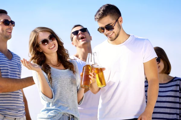 Jeunes avec de la bière au bord de la rivière — Photo