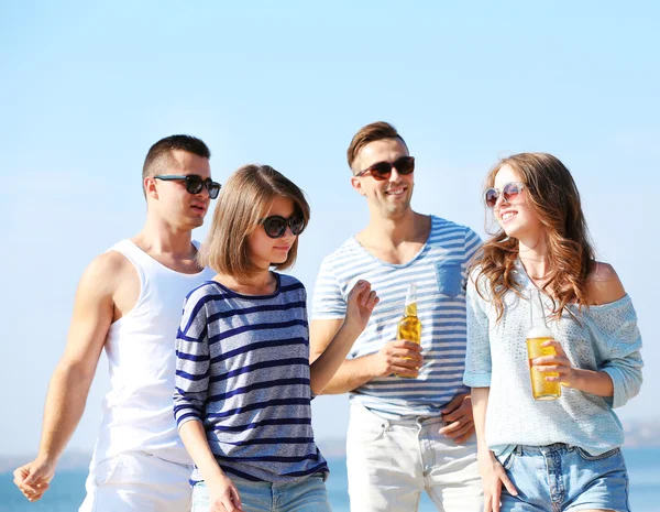 Jonge mensen met bier op de riverside — Stockfoto