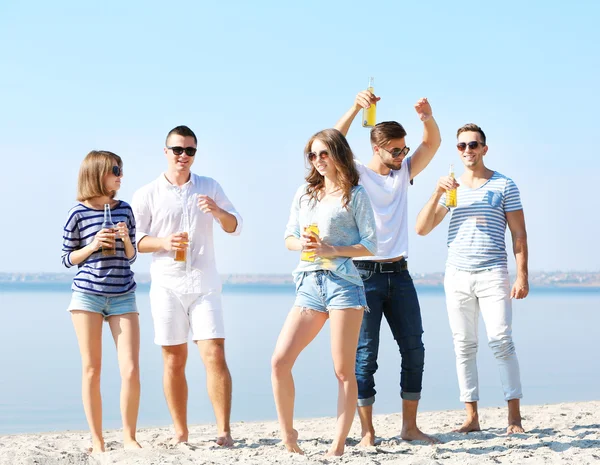 Giovani con birra sul lungofiume — Foto Stock