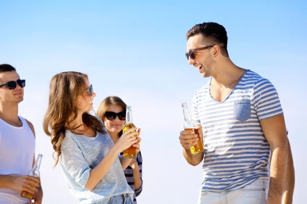 Jolies jeunes avec de la bière — Photo