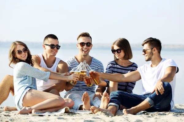 Jolies jeunes avec de la bière — Photo