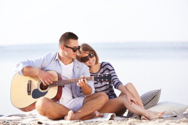 Nehir üzerinde genç Çift