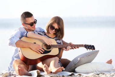 Nehir üzerinde genç Çift