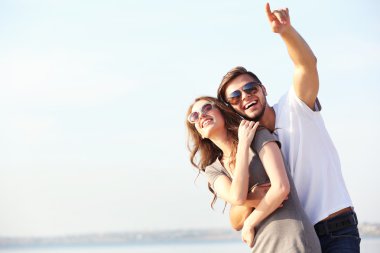 Nehir üzerinde genç Çift