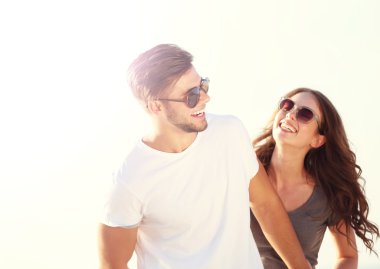 Nehir üzerinde genç Çift